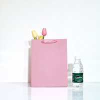 Sacs cadeaux en papier cartonné blanc personnalisés pour ensembles de mode, emballages d'achat personnalisés pour les boutiques de détail