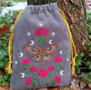 Индивидуальные бархатные мешочки для карт Таро с вышивкой, узором «Одуванчик-бабочка» и кисточкой на шнурке - Product Image 1