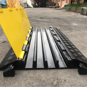 Protecteur de câble en caoutchouc à quatre canaux haute capacité 900x500x55mm, charge 25T, rainure 40x45mm pour chantiers de construction - Product Image 1