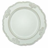 Assiettes de présentation vert sauge de 13 pouces en gros, sous-assiettes en plastique PP à motif floral gaufré vintage pour la décoration de mariages, banquets et fêtes (vente en gros)