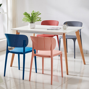 Sedia impilabile economica in plastica PP colorata, moderna e minimalista, <span class=keywords><strong>per</strong></span> sala da pranzo, hotel, ristorante, caffè, <span class=keywords><strong>cucina</strong></span>, giardino, uso commerciale - Product Image 1