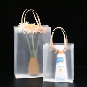 Sac cadeau en PVC transparent en gros, sac cosmétique imperméable pour la Journée des enfants, boîte cadeau d'accompagnement, sac fourre-tout givré en plastique - Product Image 1