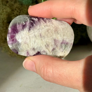 Piedra de Palma de Fluorita con Plumas Arcoíris, Cristal Calmante para la Concentración y Claridad, Piedra de Bolsillo para Meditación - Product Image 2