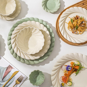 Juego de Vajilla de Cerámica de Lujo con Relieve en Espiral Nórdico, Platos de Porcelana en Blanco Crema y Verde Salvia para Restaurante, Hotel, Venta al por Mayor - Product Image 2