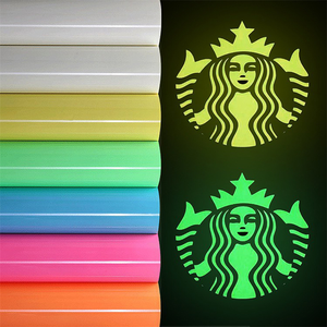 Nuevos materiales con calidad mejorada de vinilo de transferencia de calor de la <span class=keywords><strong>serie</strong></span> Glow in Dark para decoración de ropa, sombreros, telas, zapatos, - Product Image 4