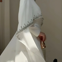 Abaya sur mesure OEM blanche à manches cape pour femme, ornée de strass en cristal, en Nida et crêpe mat, robe longue de luxe modeste et formelle pour l'Aïd et les mariages