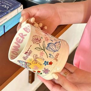 แก้วมัคดีไซน์สวย ลายกราฟฟิตี้ผีเสื้อ สีครีม แก้วเซรามิก แก้วกาแฟสำหรับออฟฟิศ แก้วคู่รัก แก้วสำหรับอาหารเช้า - Product Image 4