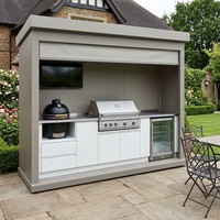Module de cuisine extérieure moderne en acier inoxydable sur mesure avec volets roulants modulaires antirouille, robinet et charnière, intégrant un téléviseur à écran plat