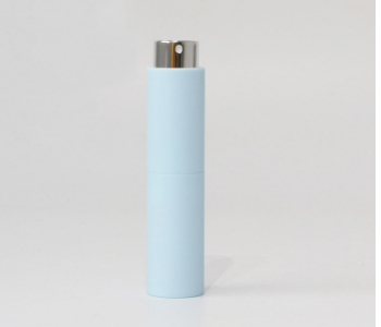 Botella de perfume azul claro