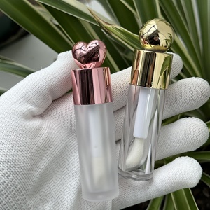 Envase Cosmético Transparente para Brillo Labial Mate de 6 ml con Cabezal de Brocha Grande Electrochapado y Tapa en Forma de Corazón - Product Image 4