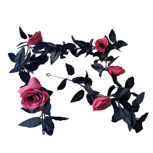Guirlande de roses artificielles non contrôlée, 172 cm de long, en tissu polyester, feuilles noires et roses, pour la décoration intérieure et les accessoires extérieurs - Product Image 1