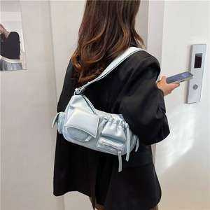 กระเป๋าหนังพระจันทร์เสี้ยวเรียบที่มีหลายกระเป๋าและการออกแบบที่ทันสมัย - Product Image 2