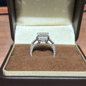Anello con Diamante Sintetico Taglio Smeraldo IGI 3ct 5ct 9ct 10ct, Anello di Fidanzamento e Matrimonio di Lusso a Tre Pietre in <span class=keywords><strong>Oro</strong></span> 14k 18K per Donne - Product Image 4