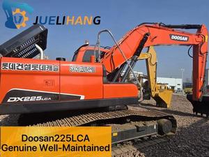 Excavatrice Doosan DX225LCA d'occasion en excellent état, 22 tonnes, hydraulique, sur chenilles, avec châssis long et stable, grande benne - Product Image 1