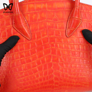 Bolso de mano para mujer de piel de caimán auténtica, asa de bambú, trapezoidal, color personalizable, estilo vintage - Product Image 5