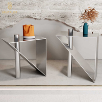 Diseño de Tienda de Ropa Moderna de Estilo Brutalista para Damas, Muebles Personalizables de Acero Inoxidable y Chapa de Madera para Decoración