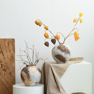 Vase en céramique de style vintage Wabi Sabi avec glaçure texturée rugueuse pour la présentation de fleurs séchées dans le salon, décoration d'hôtel boutique - Product Image 1