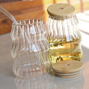 Taza de vidrio de borosilicato de diseño vertical de alta calidad con pajita y tapa de Bambú - Product Image 1