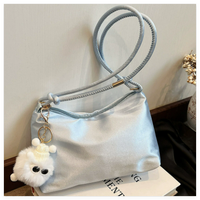 Sac à bandoulière demi-lune en satin avec fermeture éclair, logo personnalisé, minimaliste, mini, luxueux, brillant, soyeux, mignon, avec breloque en peluche, tendance, pour femme, faible MOQ