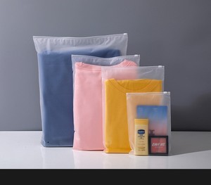 Sac à fermeture éclair transparent givré écologique en CPE/EVA pour vêtements, chaussettes, chaussures et fourrures - Product Image 2