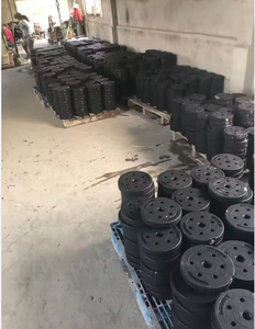 Disque de poids pour haltères en <span class=keywords><strong>caoutchouc</strong></span> <span class=keywords><strong>naturel</strong></span> noir pur, fabriqué avec des matériaux durables et écologiques, adapté à une utilisation universelle, unisexe. - Product Image 2