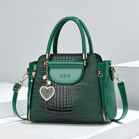 Sac à bandoulière en cuir PU motif crocodile imperméable avec breloque cœur, sac à main bandoulière, fourre-tout à fermeture éclair avec doublure en polyester pour les voyages quotidiens