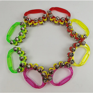 Sonajero de plástico con campanas de color rojo para niños, juguete musical, rango de edad de 0 a 24 meses - Product Image 3