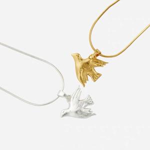 Serie 'Ode alla Libertà': Collana con Ciondolo Miniatura di Stella, Luna e Colomba in Oro 18k Stile Greco Antico - Product Image 2