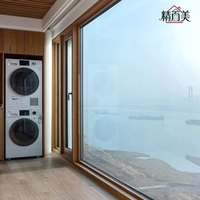Porte coulissante en verre élégante et durable avec cadre en aluminium à texture bois personnalisée, ton chaud, lumière naturelle, pour l'intérieur de la maison