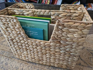 Panier fin en osier naturel tressé à la main avec compartiments, en jacinthe d'eau, pour livres et magazines, décoration esthétique pour salon - Product Image 4