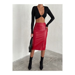 Jupe crayon midi en similicuir rouge pour femme, taille haute avec fente, finition brillante - Product Image 1