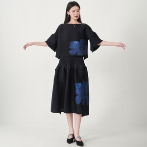 Conjunto de Dos Piezas Miyake para Mujer, de Alta Calidad, Estampado Animal, Estilo Vintage, Camisa con Mangas de <span class=keywords><strong>Campana</strong></span> y <span class=keywords><strong>Falda</strong></span> con Diseño Plisado - Product Image 2
