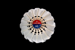 Volant de badminton en plumes d'oie personnalisé à 77 vitesses LINGMEI-60 Coq sandwich durable et hautement durable Volant modèle classe A + - Product Image 6