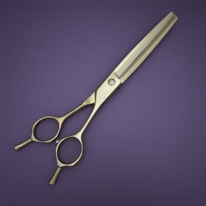 กรรไกรตัดขนสัตว์เลี้ยง Mgo 7 นิ้ว 440C สีทอง กรรไกรตัดแต่งขนสุนัข กรรไกรตัดขนสำหรับสัตว์เลี้ยง - Product Image 1