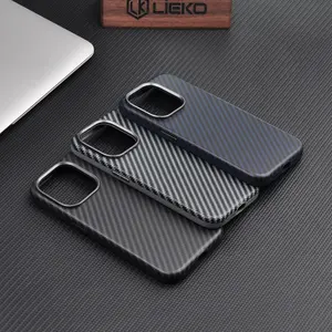 Coque de téléphone en cuir à texture en fibre de carbone à moitié enveloppée sur le côté personnalisé de luxe Couverture en cuir souple au toucher haut de gamme pour iPhone 15 Pro