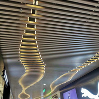 Perfil de Aluminio Decorativo para Techo, Diseño de Techo Falso de Madera con Deflector en U
