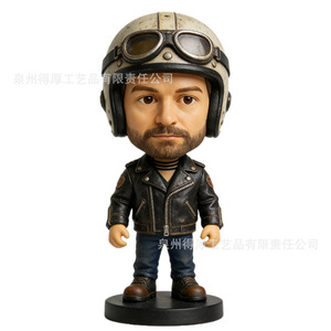 Figura de hombre estilo motociclista retro con casco de cuero y gafas, decoración de escritorio, estatuilla de juguete unisex. - Product Image 1