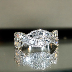 T0844 Anello di Lusso da Donna in Oro Bianco con Diamanti Taglio Baguette Colore D Naturale Gioielli da Matrimonio - Product Image 1