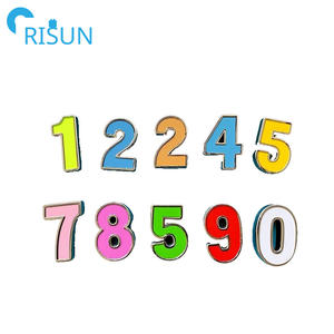 Insignia Digital de aniversario para fabricación al por mayor, recuerdo de letra dorada, Pin de solapa con número personalizado de mariposa, Pin esmaltado - Product Image 2