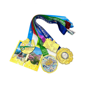 Médaille de finisseur de course de <span class=keywords><strong>trail</strong></span> de 20 km Wugong Mountain 2025 personnalisée en alliage de zinc plaqué or avec design de <span class=keywords><strong>livre</strong></span> pliable - Product Image 6