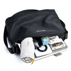 Msvort Bolso de hombro para hombre, bolso de pecho de gran capacidad de tela Oxford negra para uso diario, verano 2025 - Product Image 1