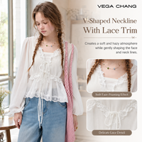 Chemise en mousseline de soie blanche VEGA CHANG pour femmes avec bordure en dentelle, laçage à la taille et manches bouffantes, style bohème doux