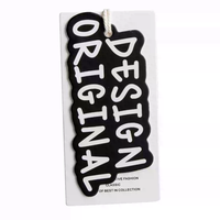 Étiquette de marque moderne pour boutique, en carton épais à bord ondulé, avec typographie de style marqueur et découpe de précision, pour chaussures de marque premium