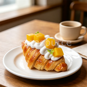 Modèle réaliste de croissant à la crème de mangue, pâtisserie artificielle, pain feuilleté, crème fouettée, garniture aux fruits, pour la démonstration en café et la formation en cuisine, modèle alimentaire frais - Product Image 6