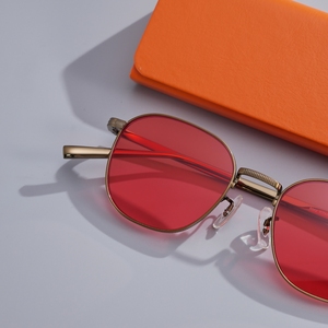 Lunettes de soleil tendance avec monture carrée ronde en titane pour hommes et femmes, verres colorés UV400, style vintage, logo personnalisé, vente en gros OEM - Product Image 4