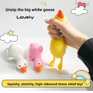 Juguete Antiestrés de Pato para Apretar - Divertido y Peculiar Pato Amarillo para Niños y Adultos, Alivia el Estrés, Material de Vinilo - Product Image 2