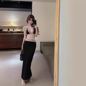 Vestido Halter con Espalda Descubierta de Diseño de Alta Gama, Escote en V Profundo, con Encaje y Detalles Calados, Estilo Sexy y Ajustado - Product Image 2