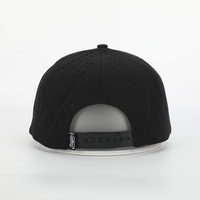 Casquette de baseball personnalisée de haute qualité à 5 panneaux, perforée au laser, avec corde sur la visière, patch en caoutchouc PVC noir, résistante à l'eau