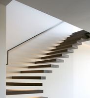 Escalier intérieur sur mesure de style standard avec marches en bois flottantes droites