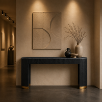 Meuble d'intérieur de luxe, table console moderne à plateau en pierre, design cannelé noir, base dorée, pour projets de hall d'hôtel